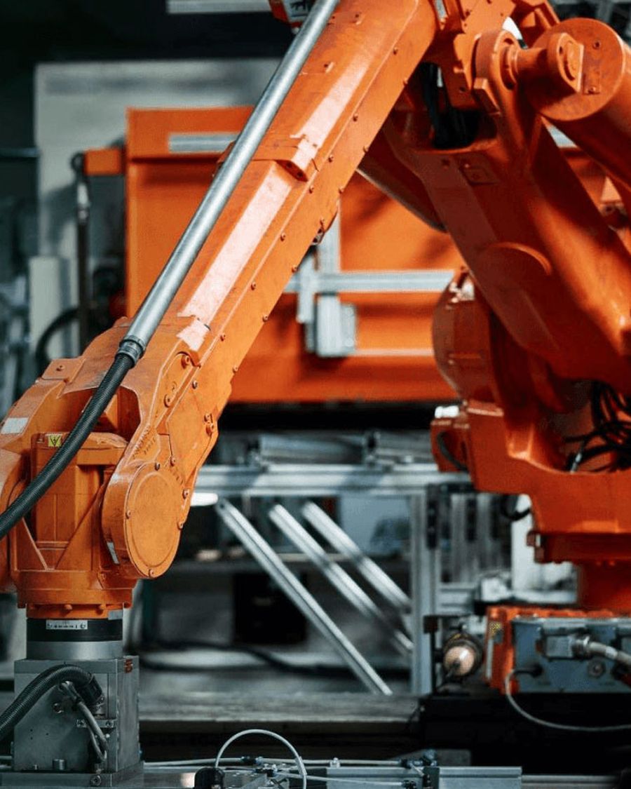 Bras robotisé sur une ligne de production